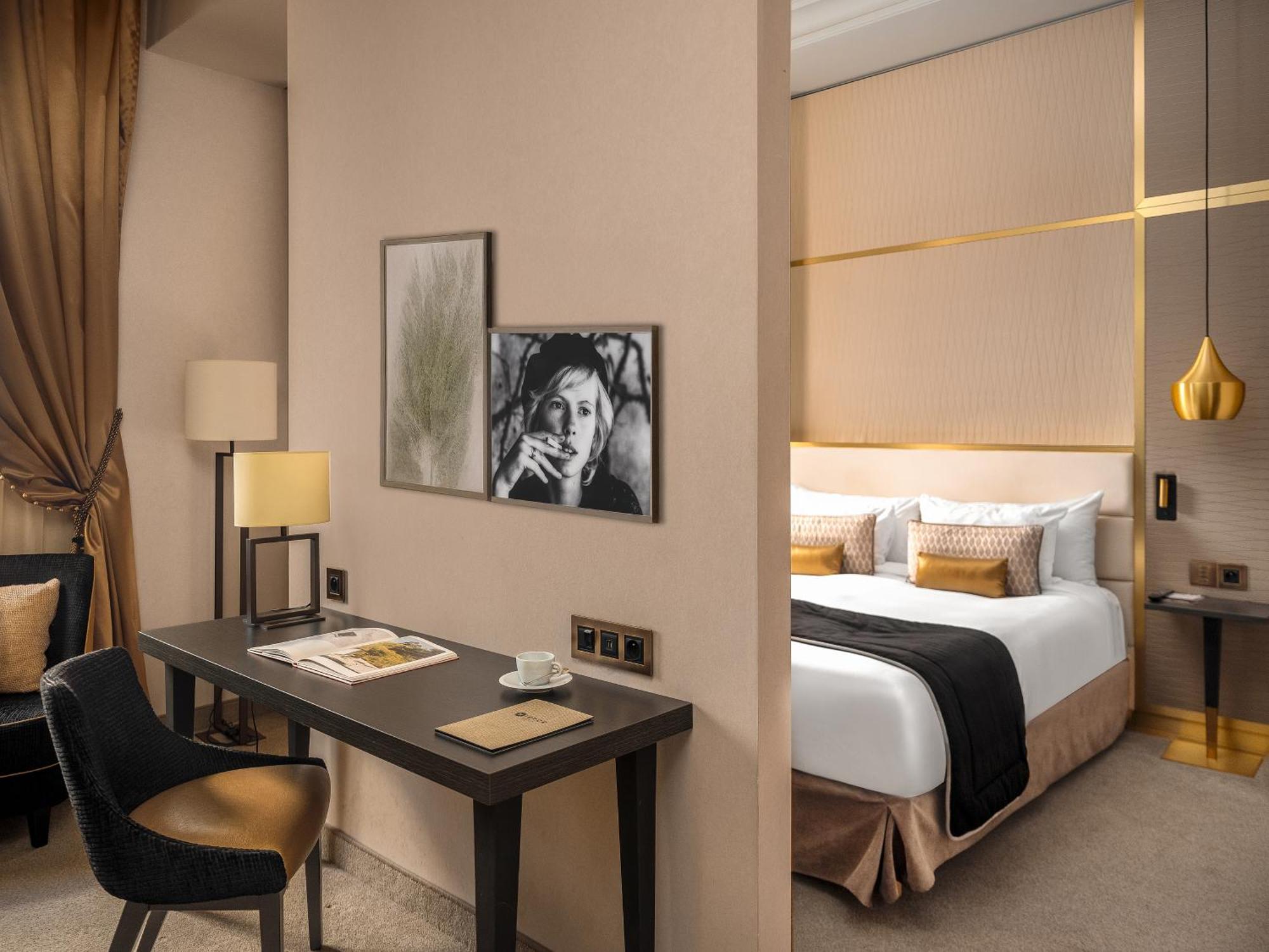 Niepce Paris, Curio Collection By Hilton Parigi
