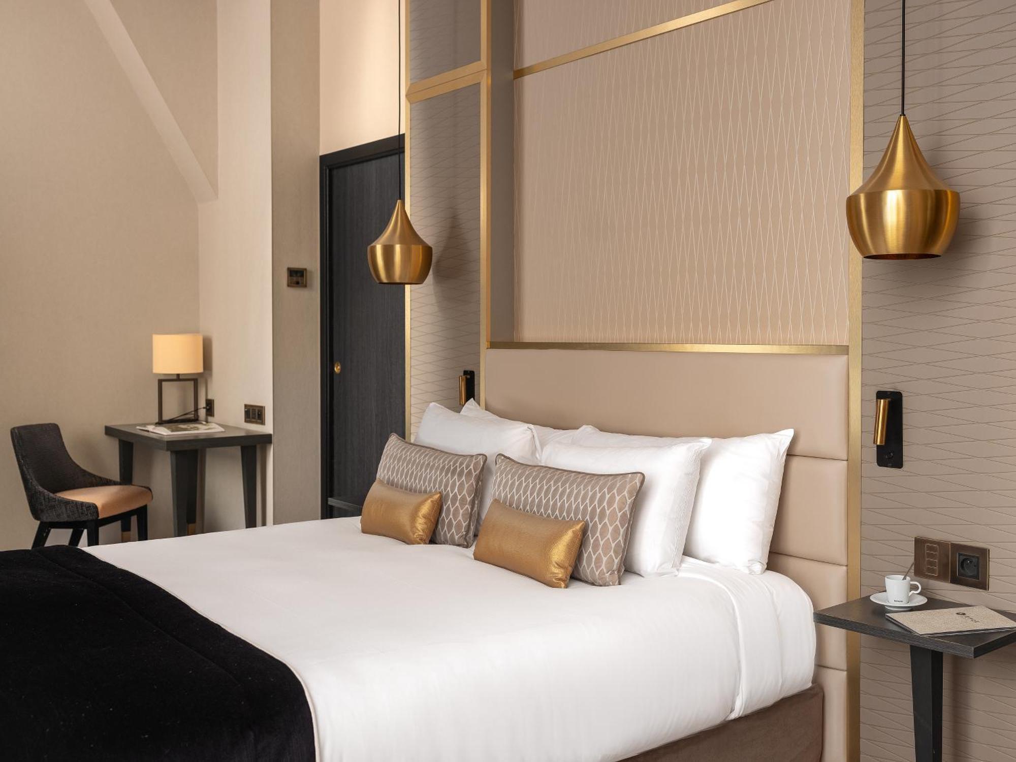 Niepce Paris, Curio Collection By Hilton Parigi