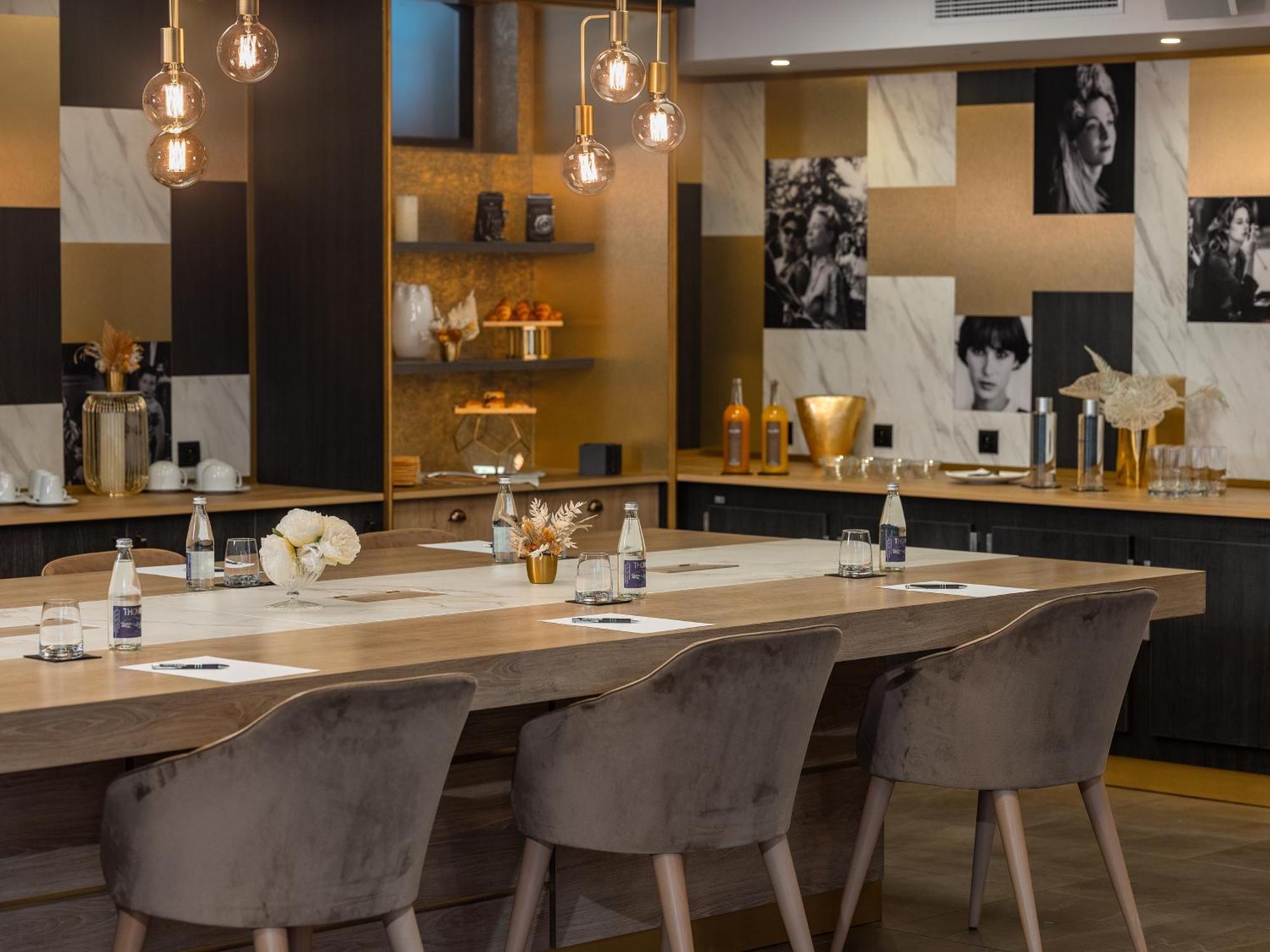 Niepce Paris, Curio Collection By Hilton Hotel