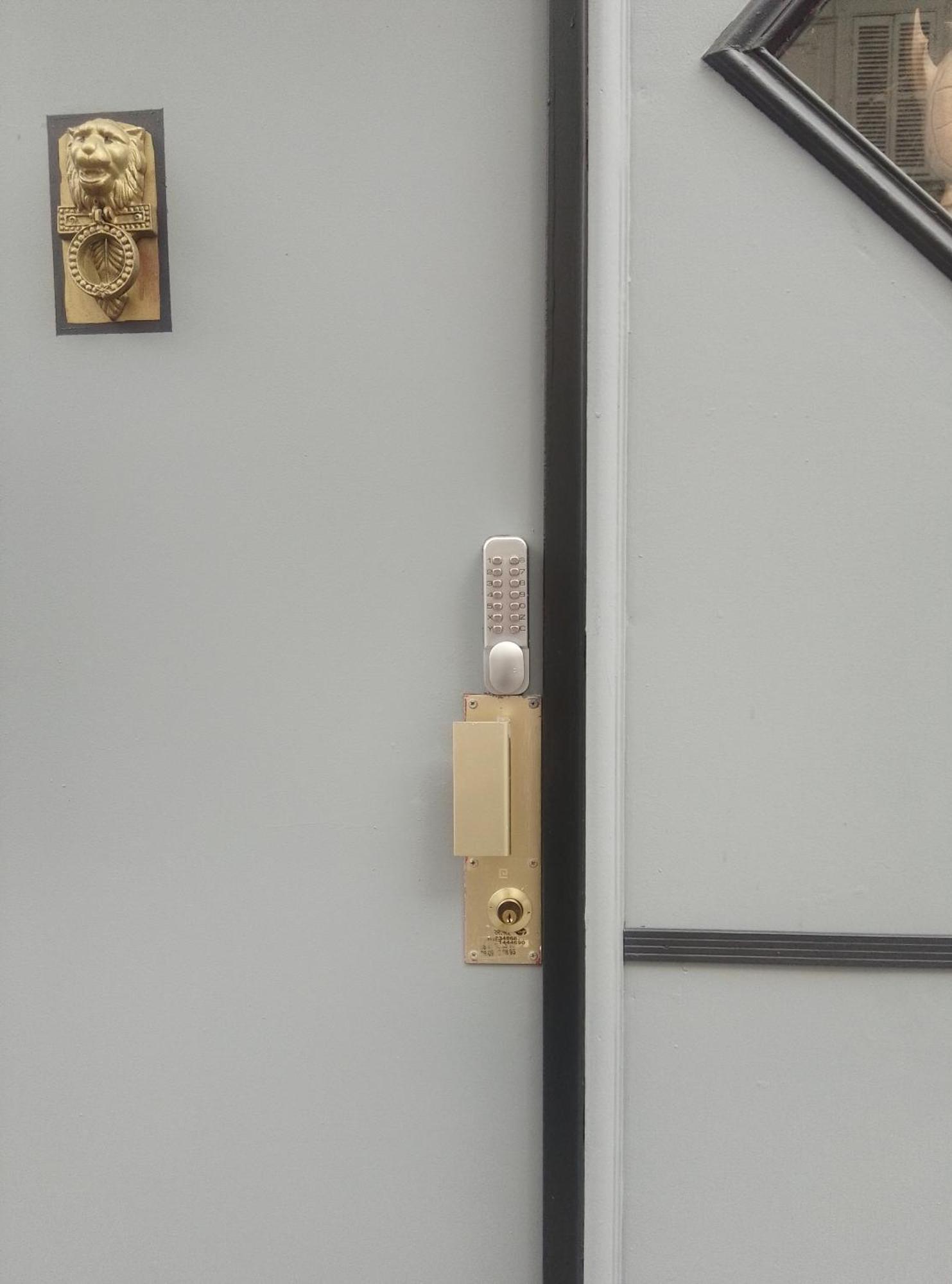 Familial Pour 1 A 5 Personnes De 42m2-rez De Chaussee-vues Sur Rue Et Patio Prive Ombrage - Sejour,chambre Separee,cuisine,salle De Bain,lit Double Et 2 Canapes Lits Depliant - Entree Cote Rue Berzelius-5 Minutes Du Metro Brocante ,bus 31, Appartamento