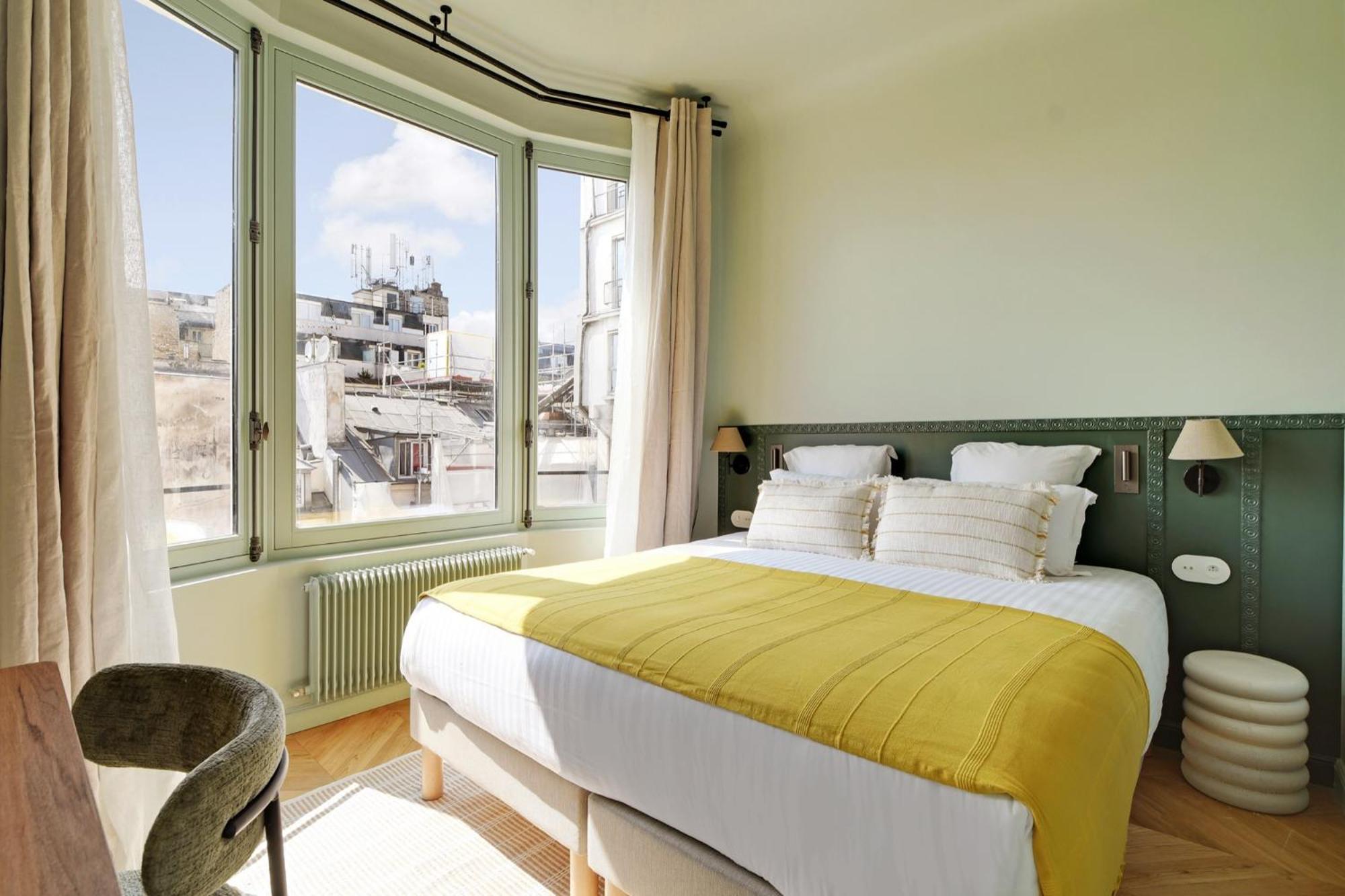 Collection Serviced In Opera - Rue Saint-lazare Parigi