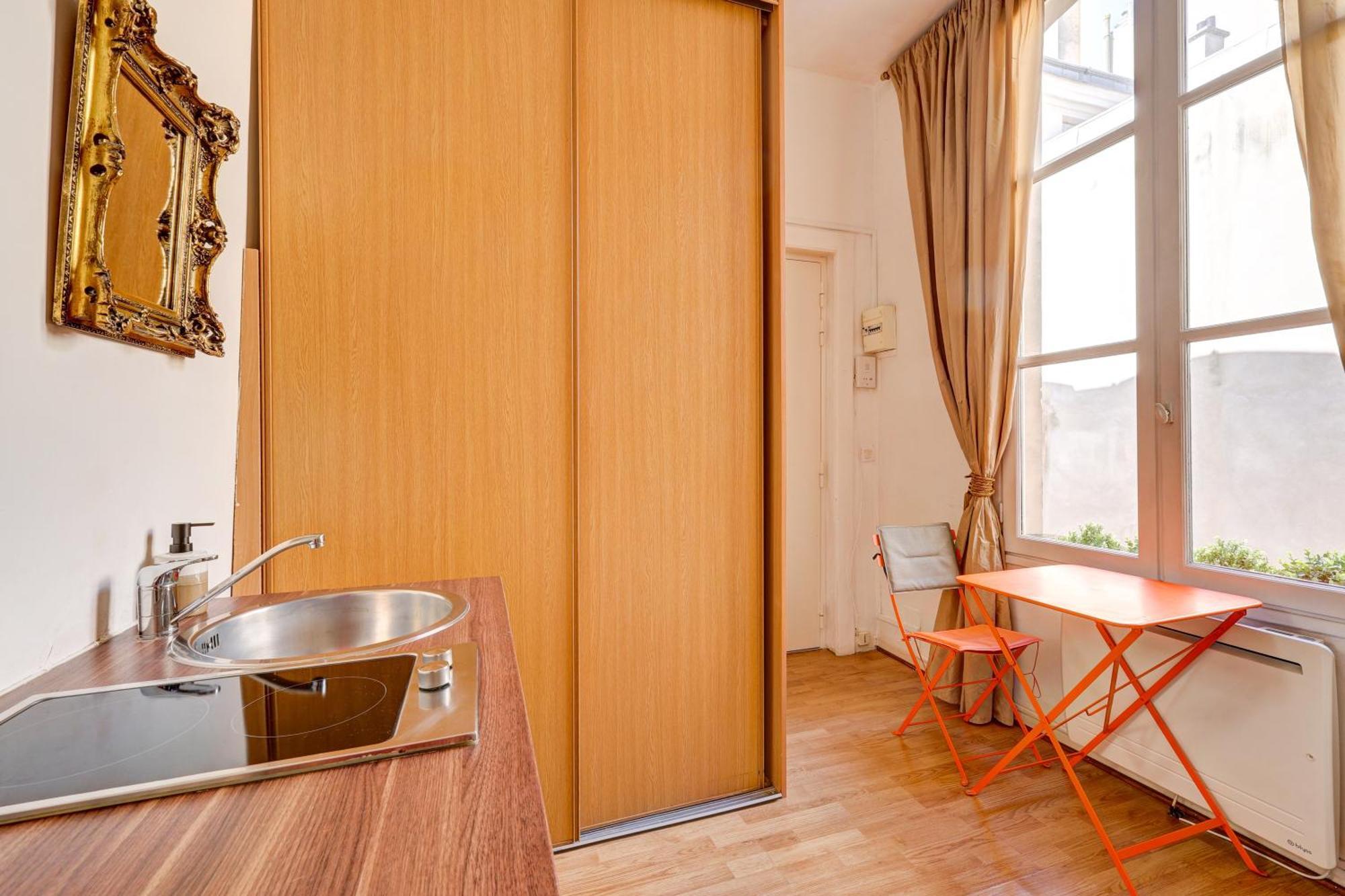 Small Luxurious In The Heart Of Saint Germain Paris
