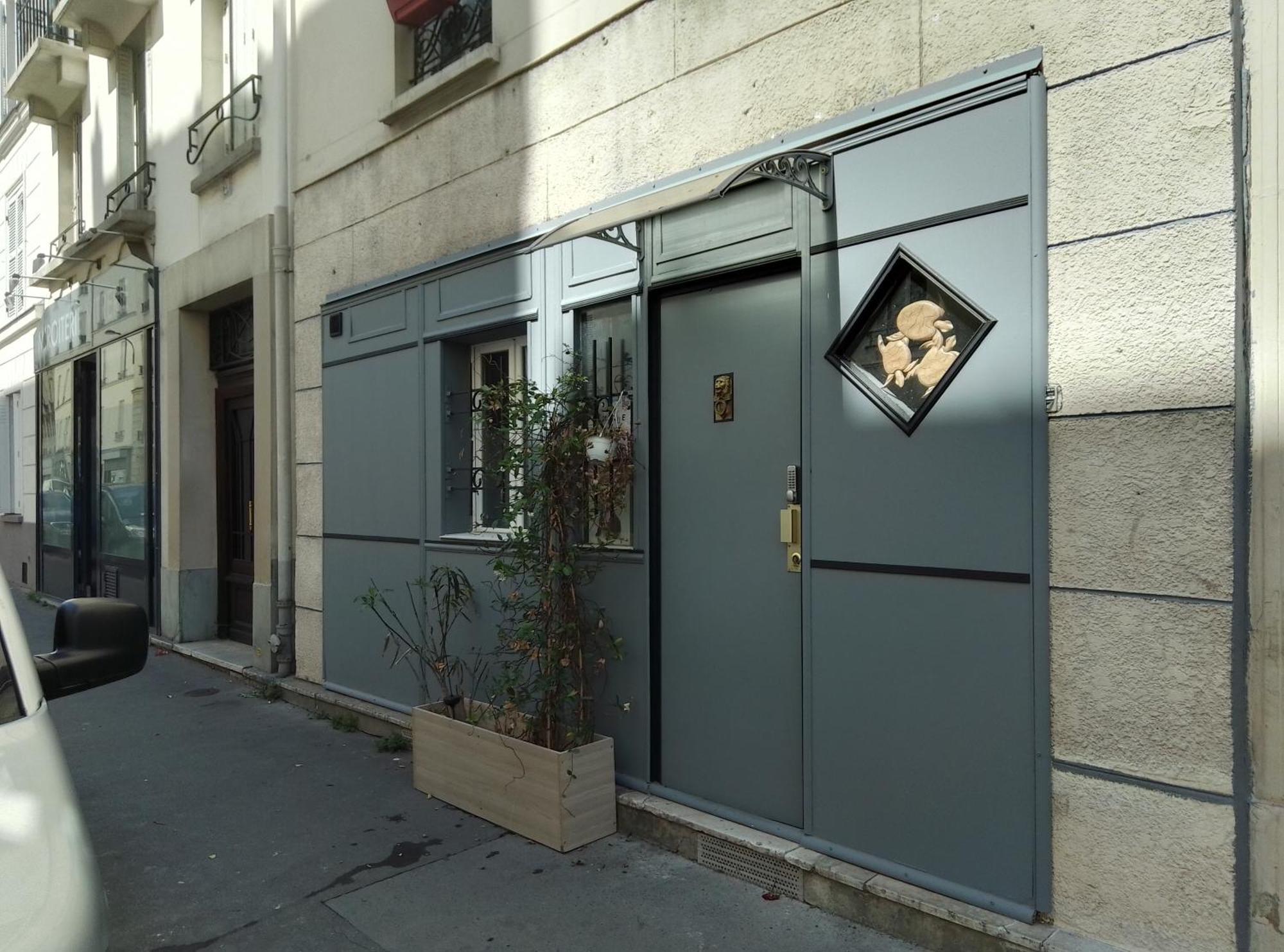 Familial Pour 1 A 5 Personnes De 42m2-rez De Chaussee-vues Sur Rue Et Patio Prive Ombrage - Sejour,chambre Separee,cuisine,salle De Bain,lit Double Et 2 Canapes Lits Depliant - Entree Cote Rue Berzelius-5 Minutes Du Metro Brocante ,bus 31, Parigi