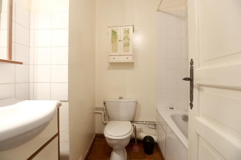 Lovely And Typical 1 Bedroom Apartment *