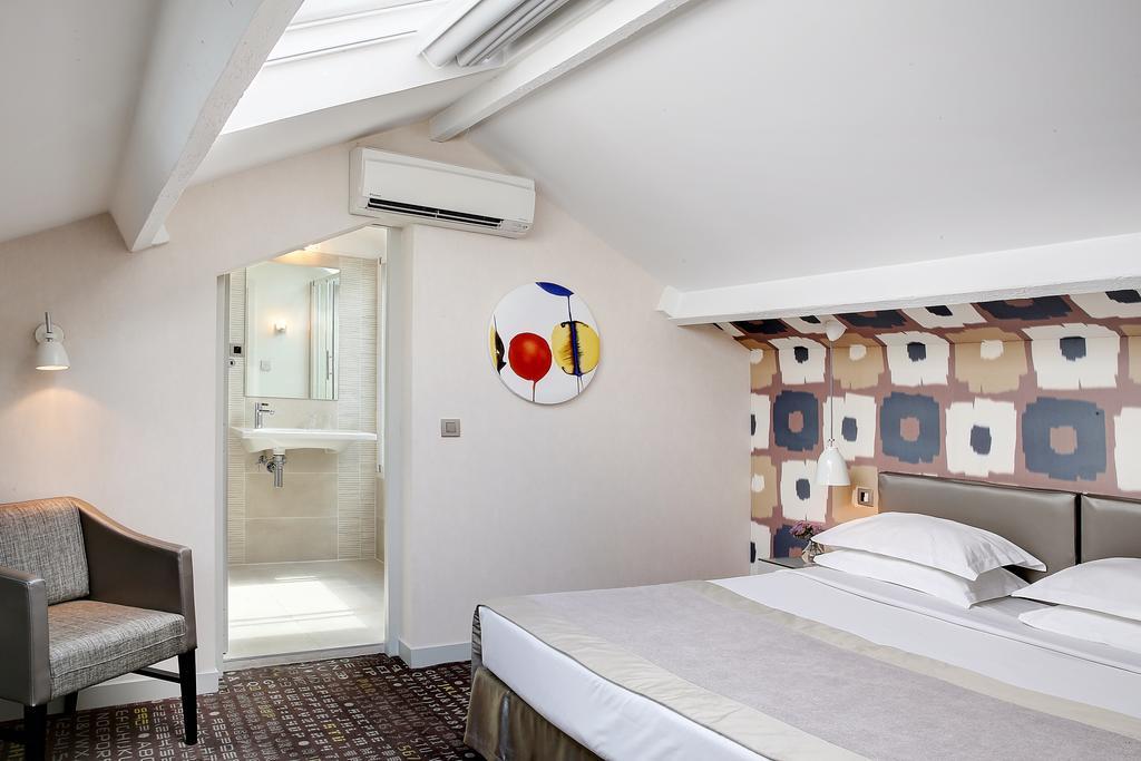 Hotel A La Des Artistes Parigi
