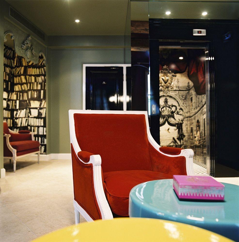 Du Petit Moulin, Haute Couture By Lacroix Hotel Parigi