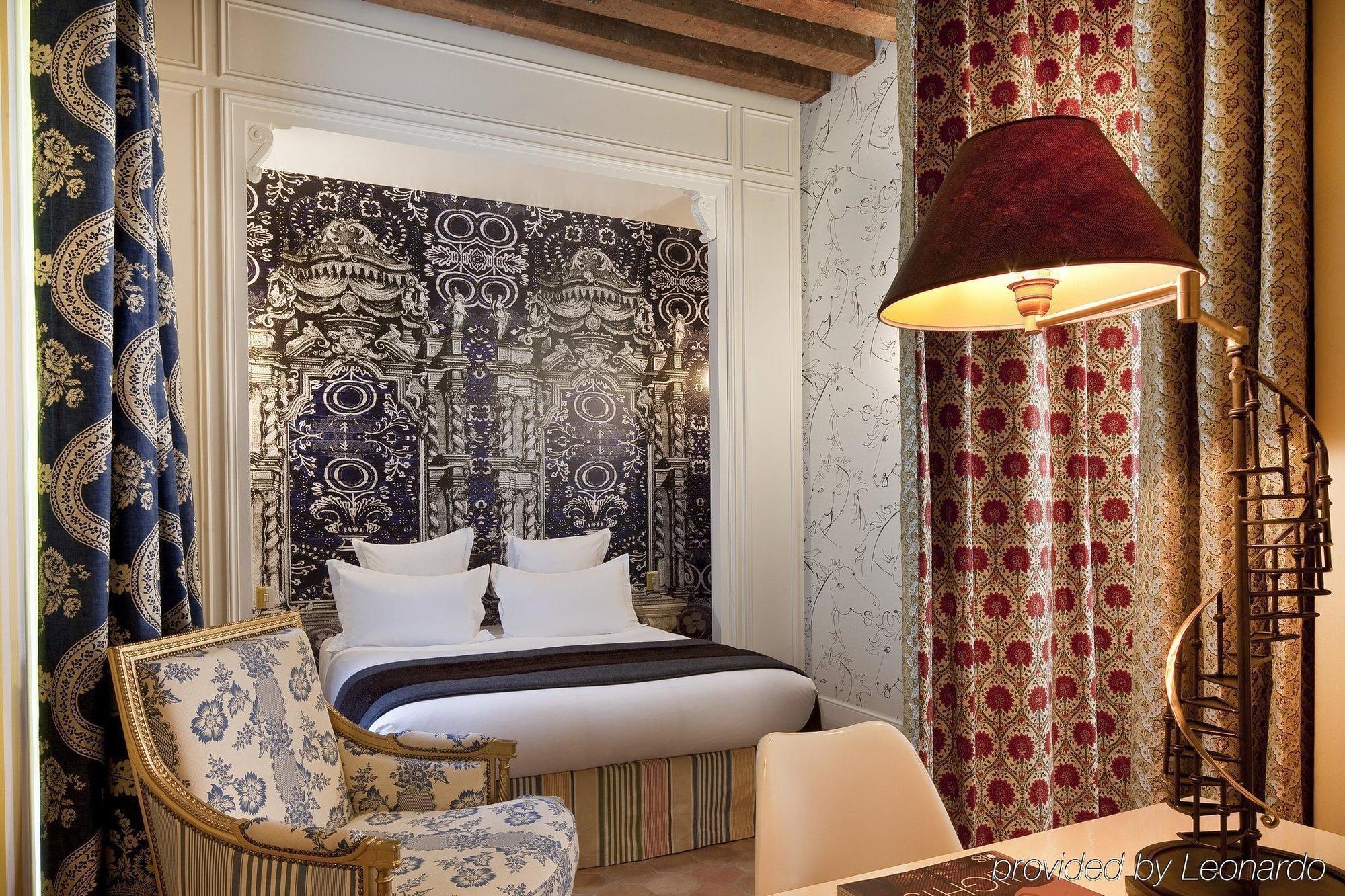 Du Petit Moulin, Haute Couture By Lacroix 4*