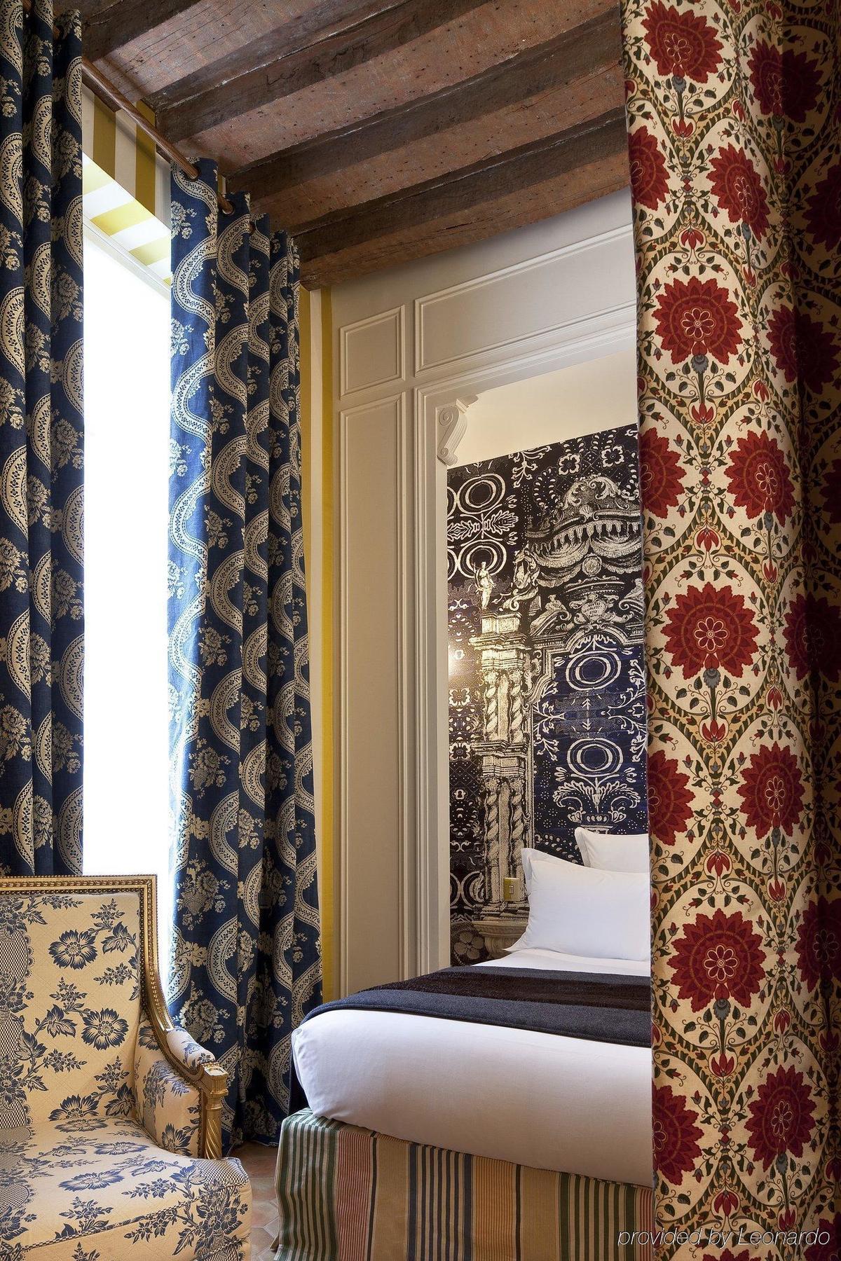 Du Petit Moulin, Haute Couture By Lacroix Hotel