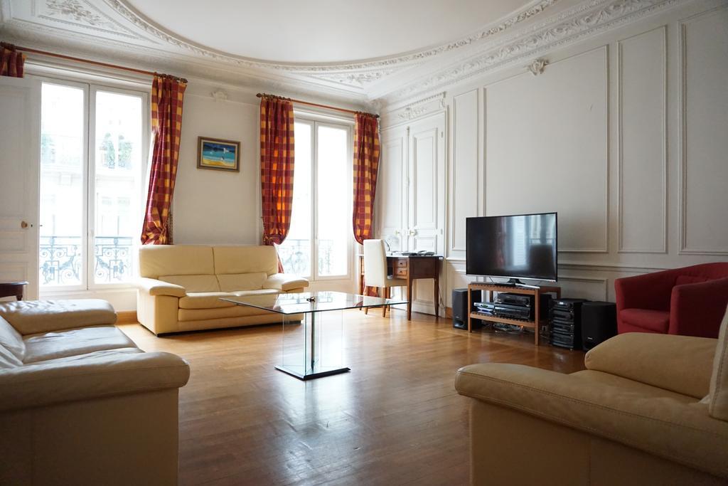 Avenue D'iena - 16 *