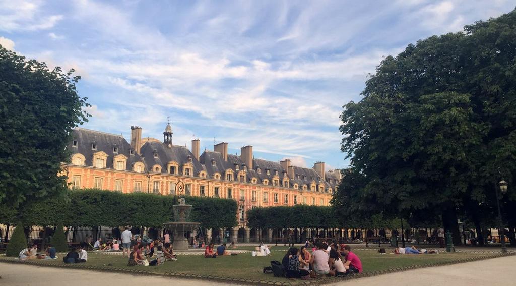 Boutique De La Place Des Vosges Parigi