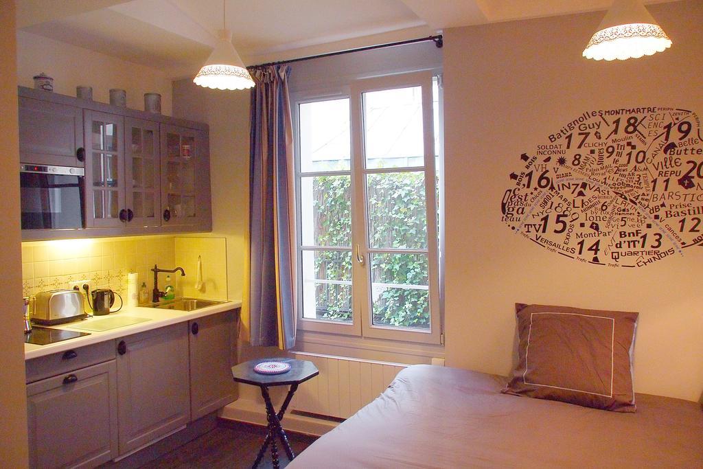 Petit - Oasis In Marais