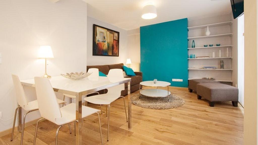 Montmartre Abbesses-artist Village * Paris