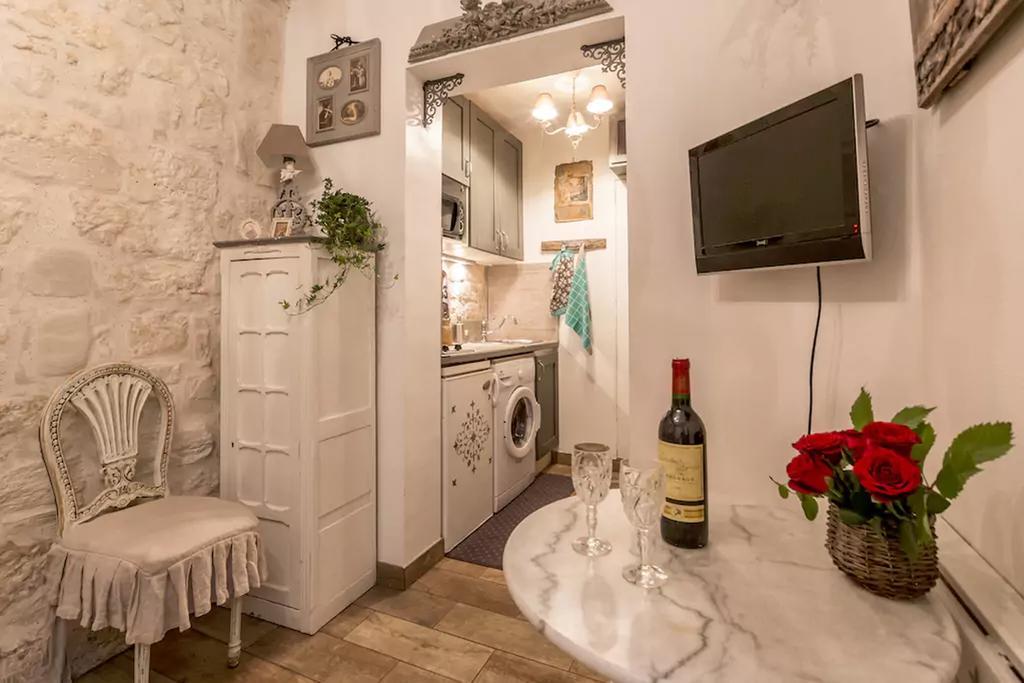 Studio Greneta Apartment *