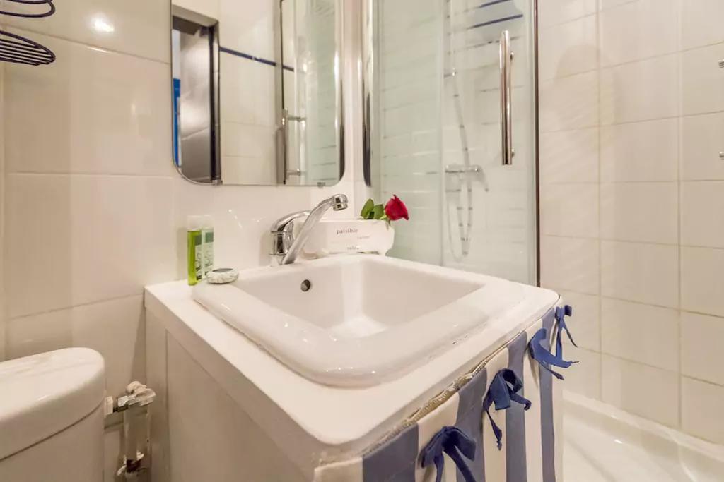 Studio Greneta Apartment *