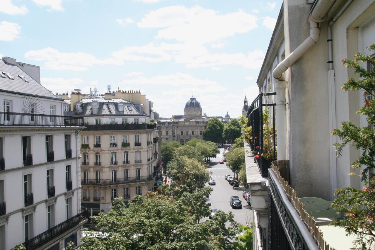 Lumineux Avec Balcon Au Coeur De Parigi