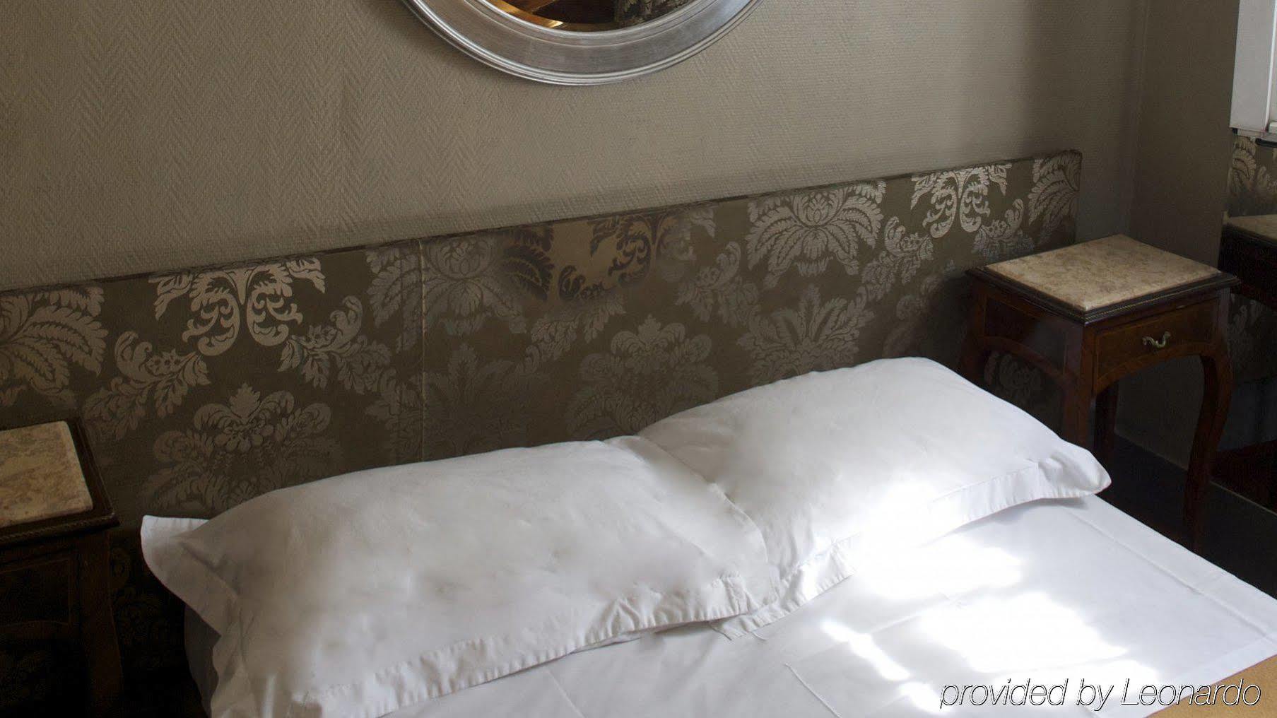 Petit Saint-honore Hotel