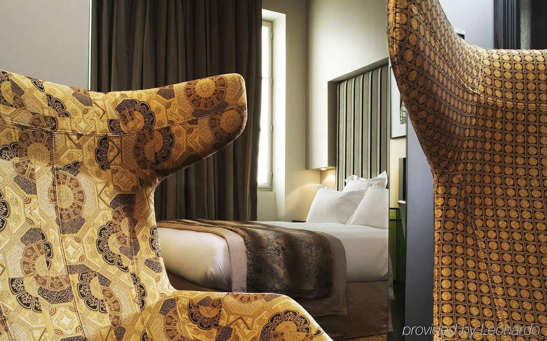 Du Petit Moulin, Haute Couture By Lacroix Hotel Parigi