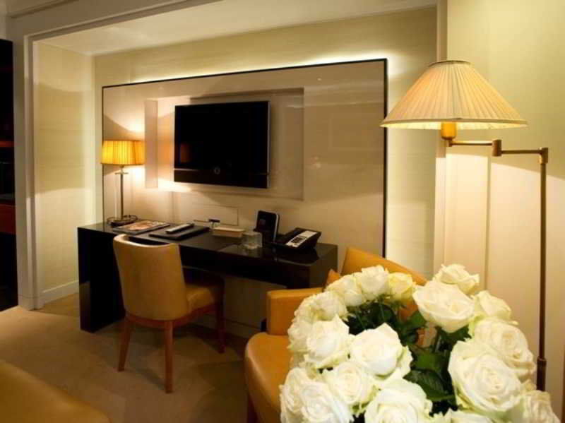 Montaigne Parigi
