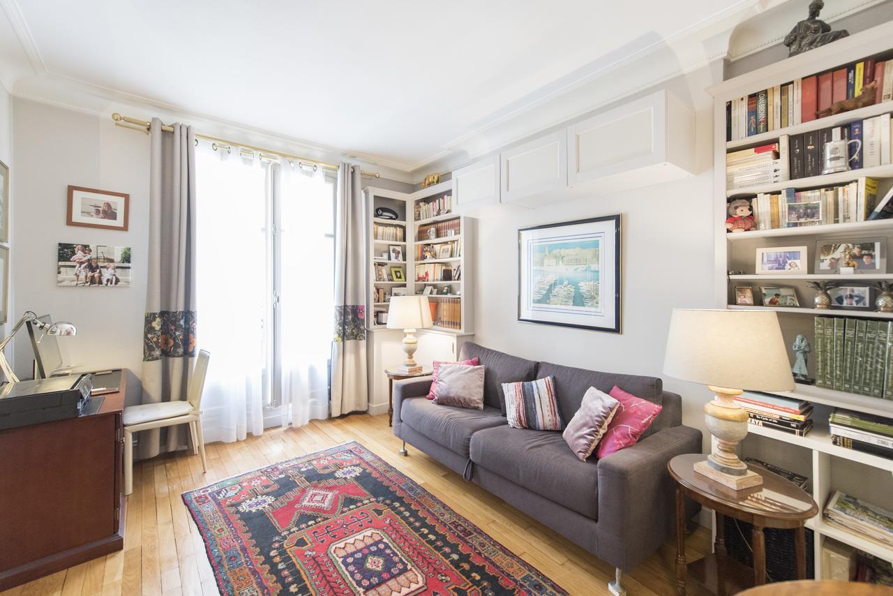 Veeve - Vintage Elegance In The 16th Apartment