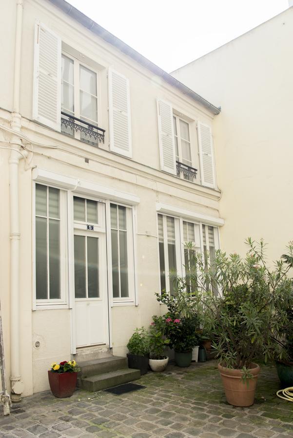 Veeve - Character Near Jardin Du Luxemberg * Parigi