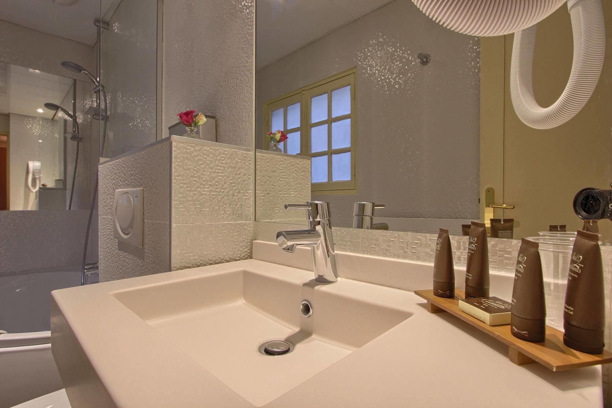 Des Deux Continents Hotel 3*