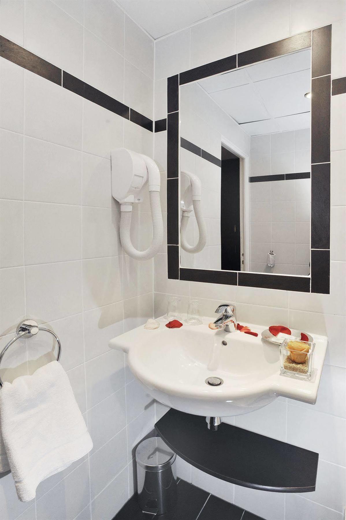 Carladez Cambronne Hotel 3*