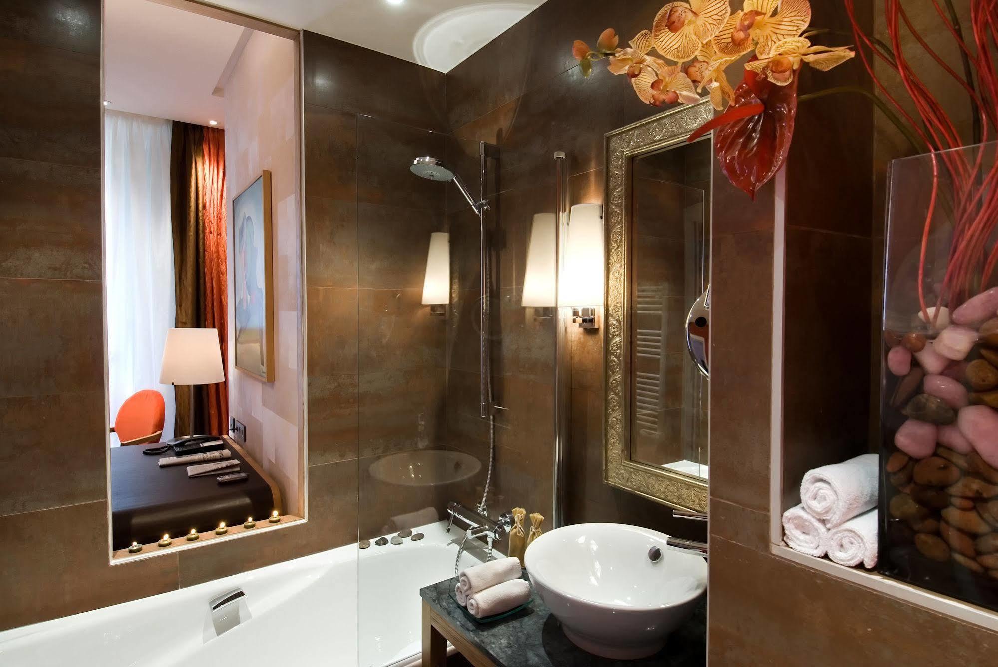 Le Six 4* Paris