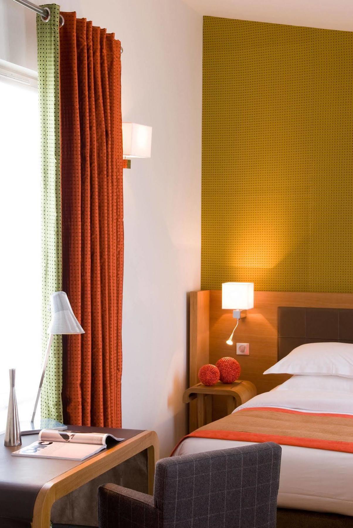 Le Six 4* Paris