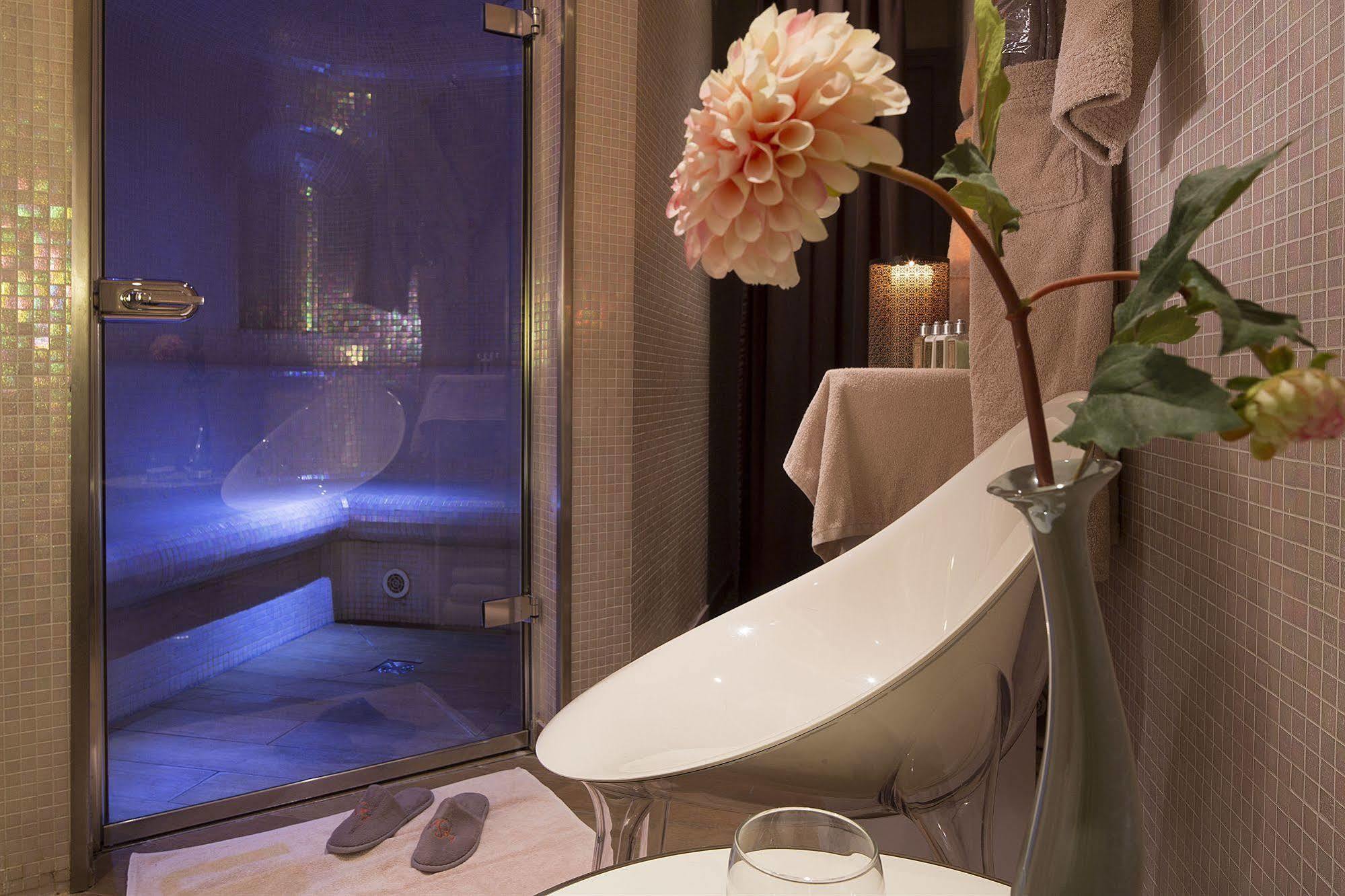 Le Six Hotel 4*
