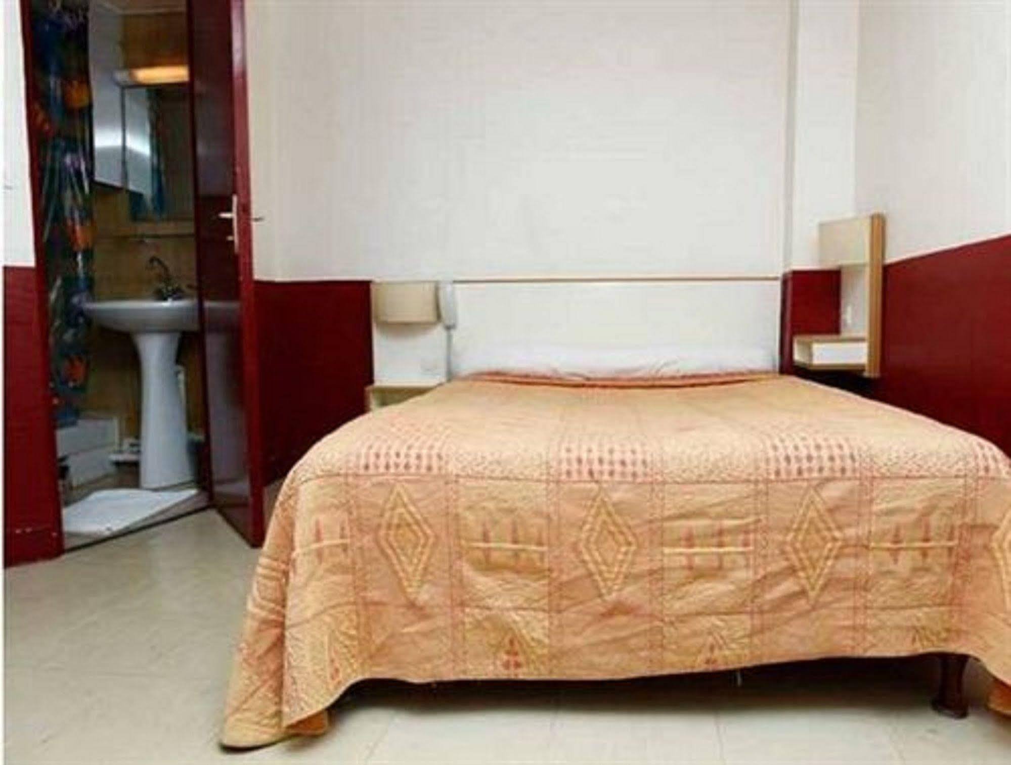 Du Pont Neuf Hotel *