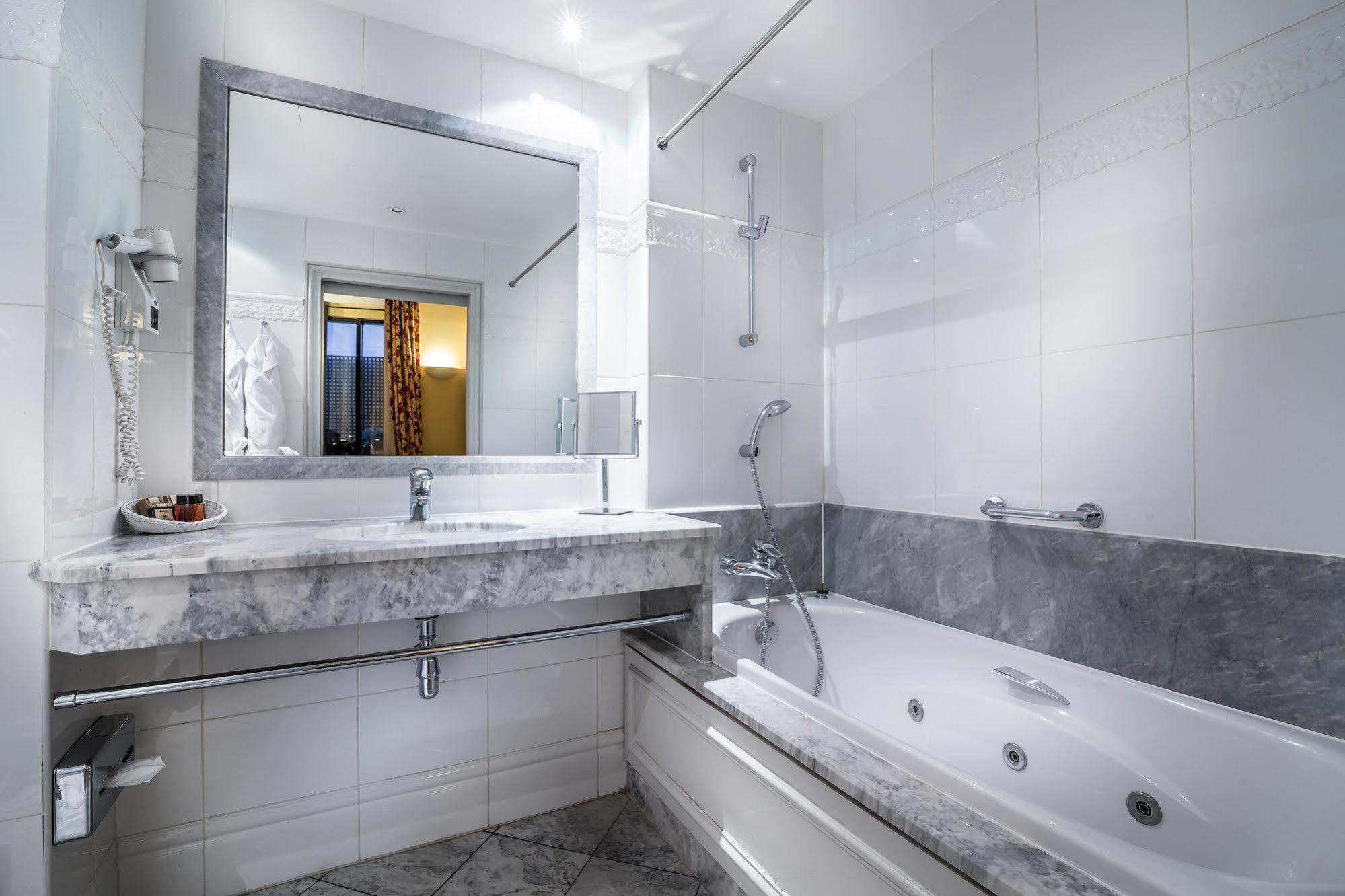 Hotel Le Lavoisier &
