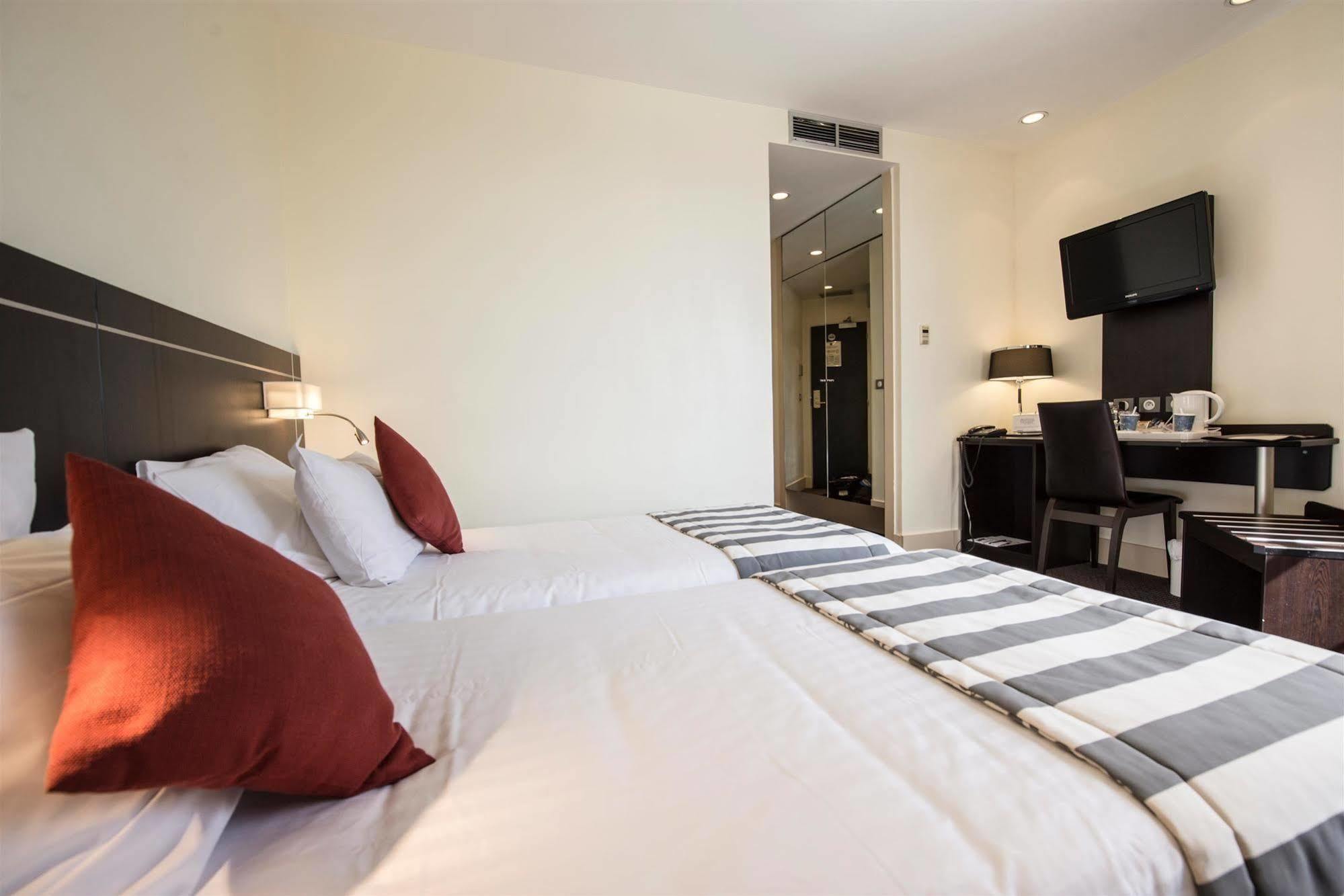 Kyriad 10 - Gare De L'est Hotel 3*