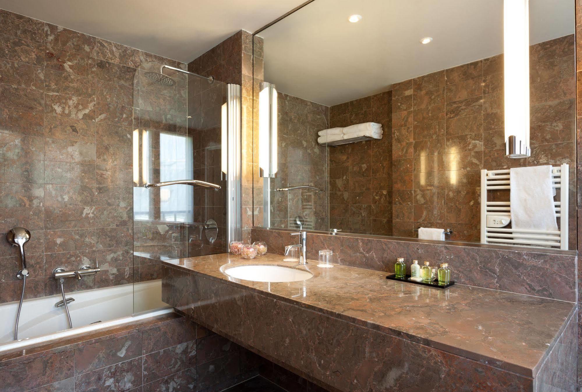 La Du Roy Champs Elysees Hotel
