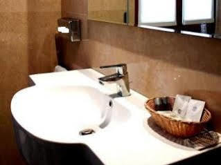 De La Place Des Alpes Hotel Parigi