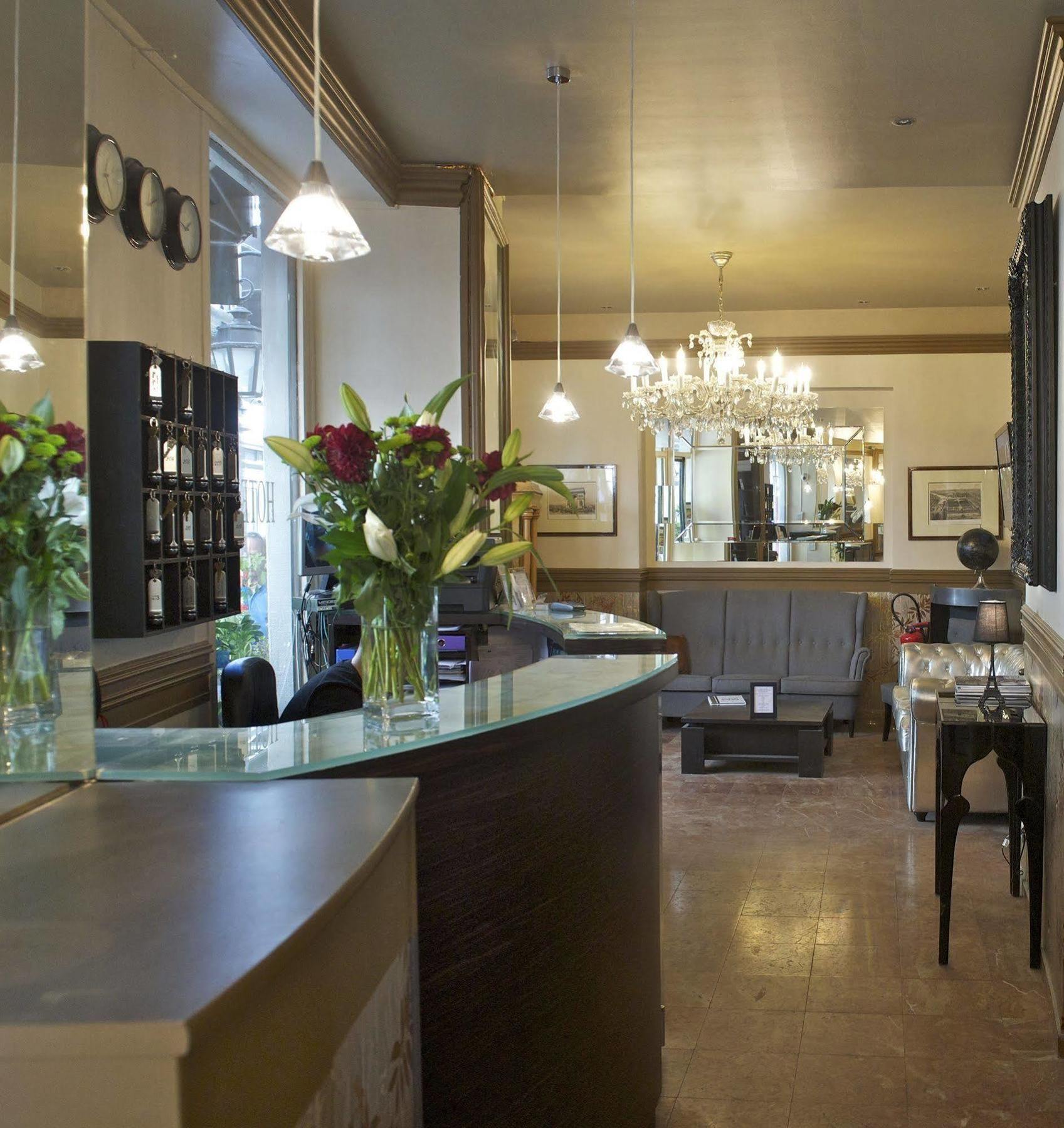 Petit Saint-honore Hotel