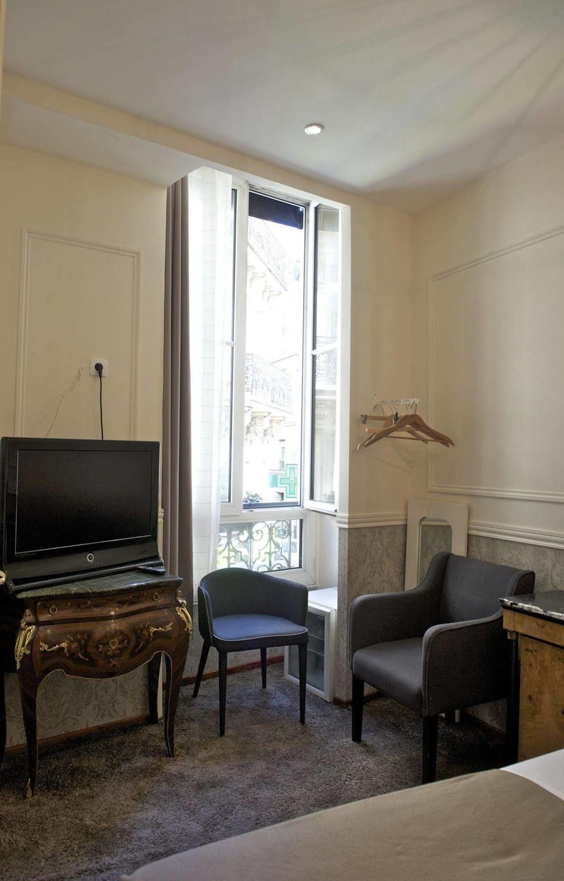 Petit Saint-honore Hotel