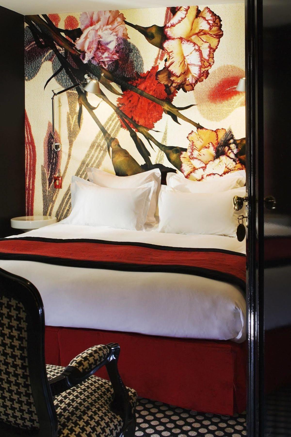 Du Petit Moulin, Haute Couture By Lacroix 4*
