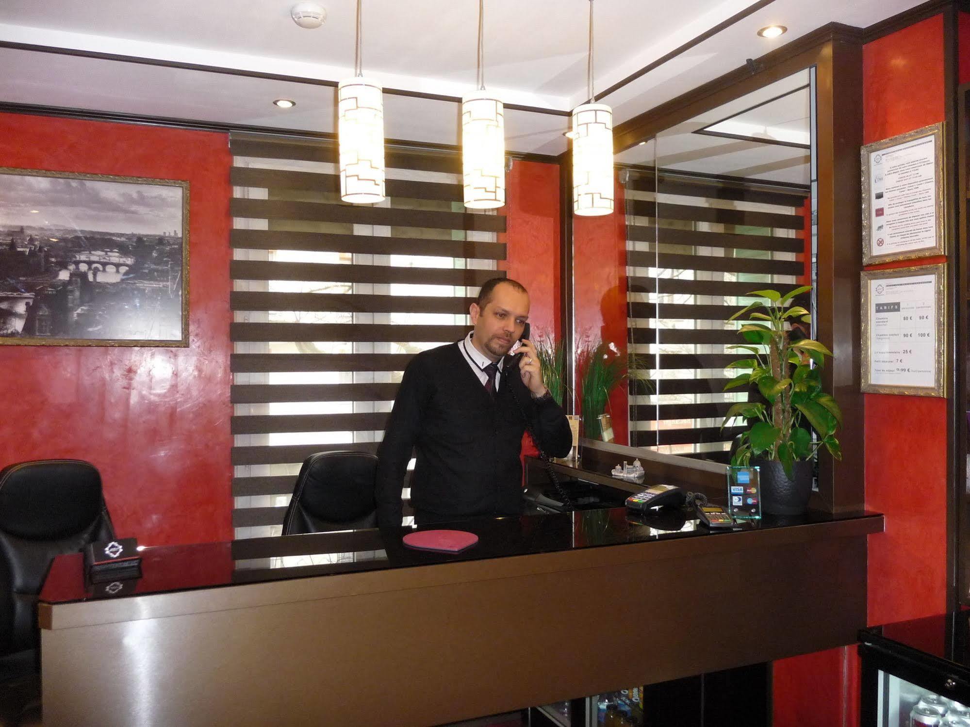 Hotel Des Buttes Chaumont Parigi