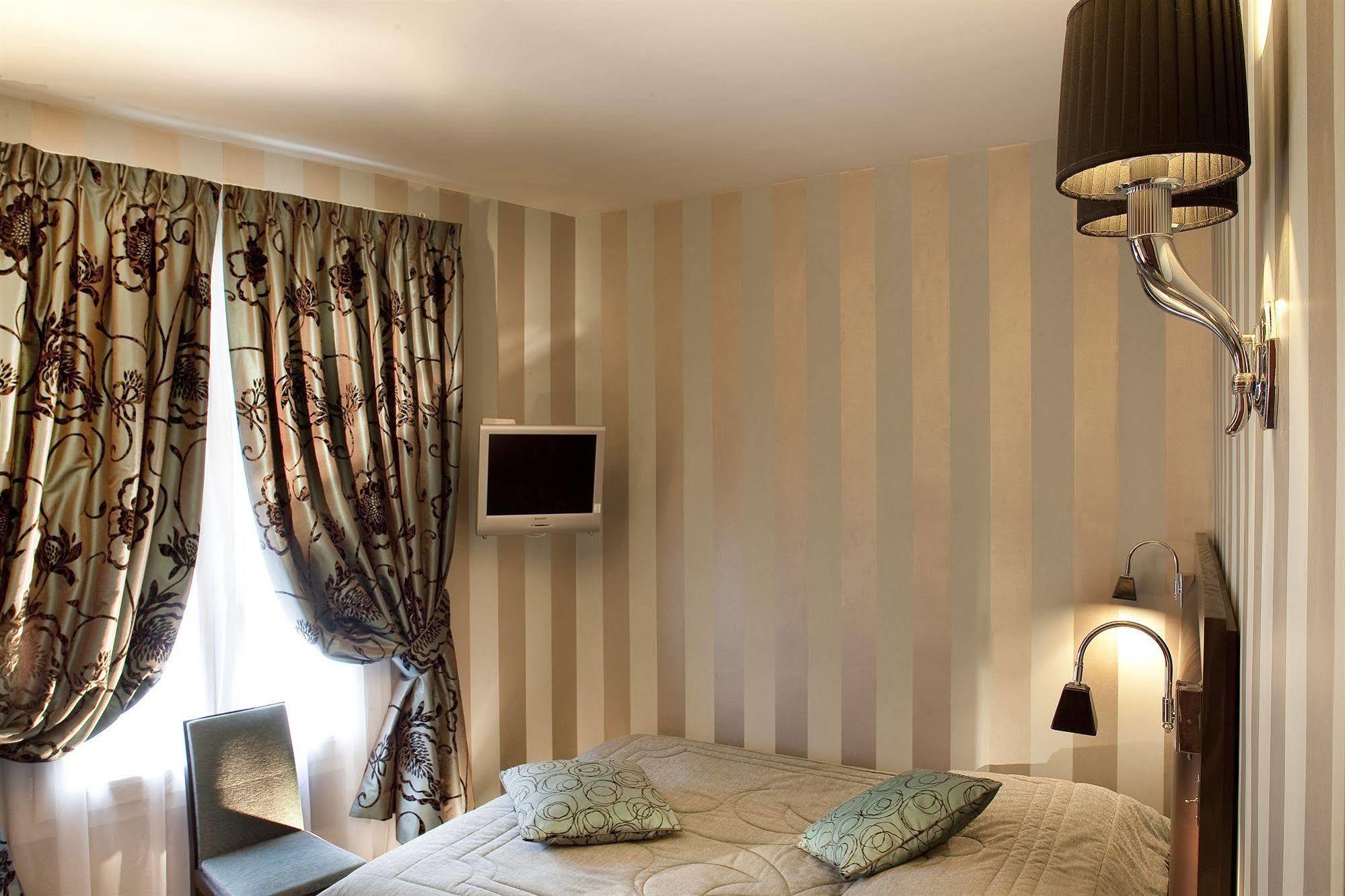 Hotel Riviera Elysees Parigi