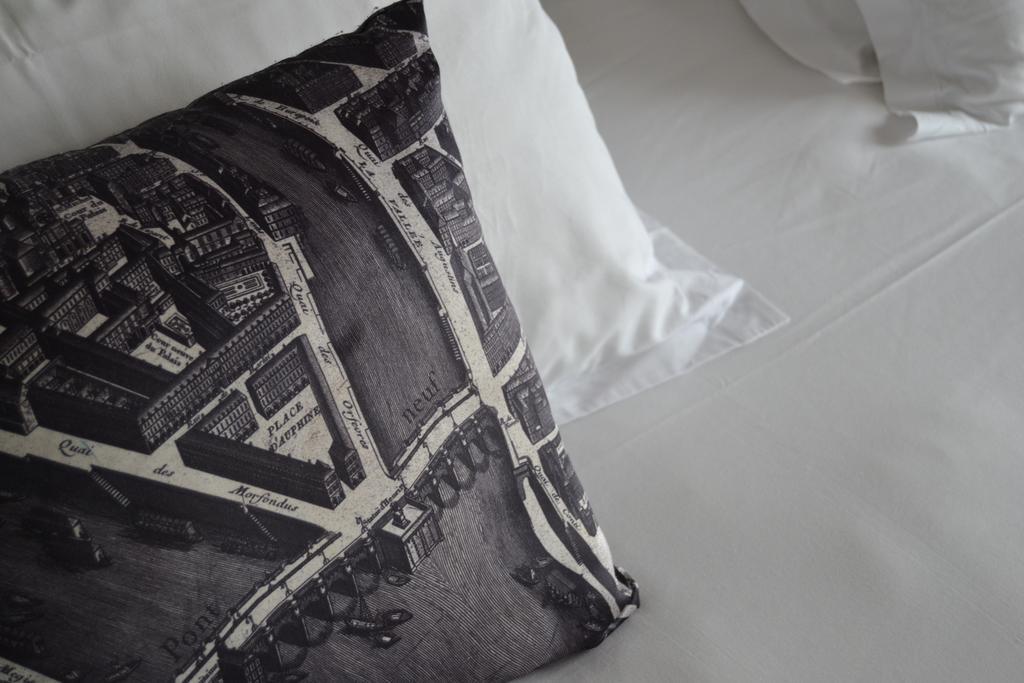 Boutique Konfidentiel Parigi