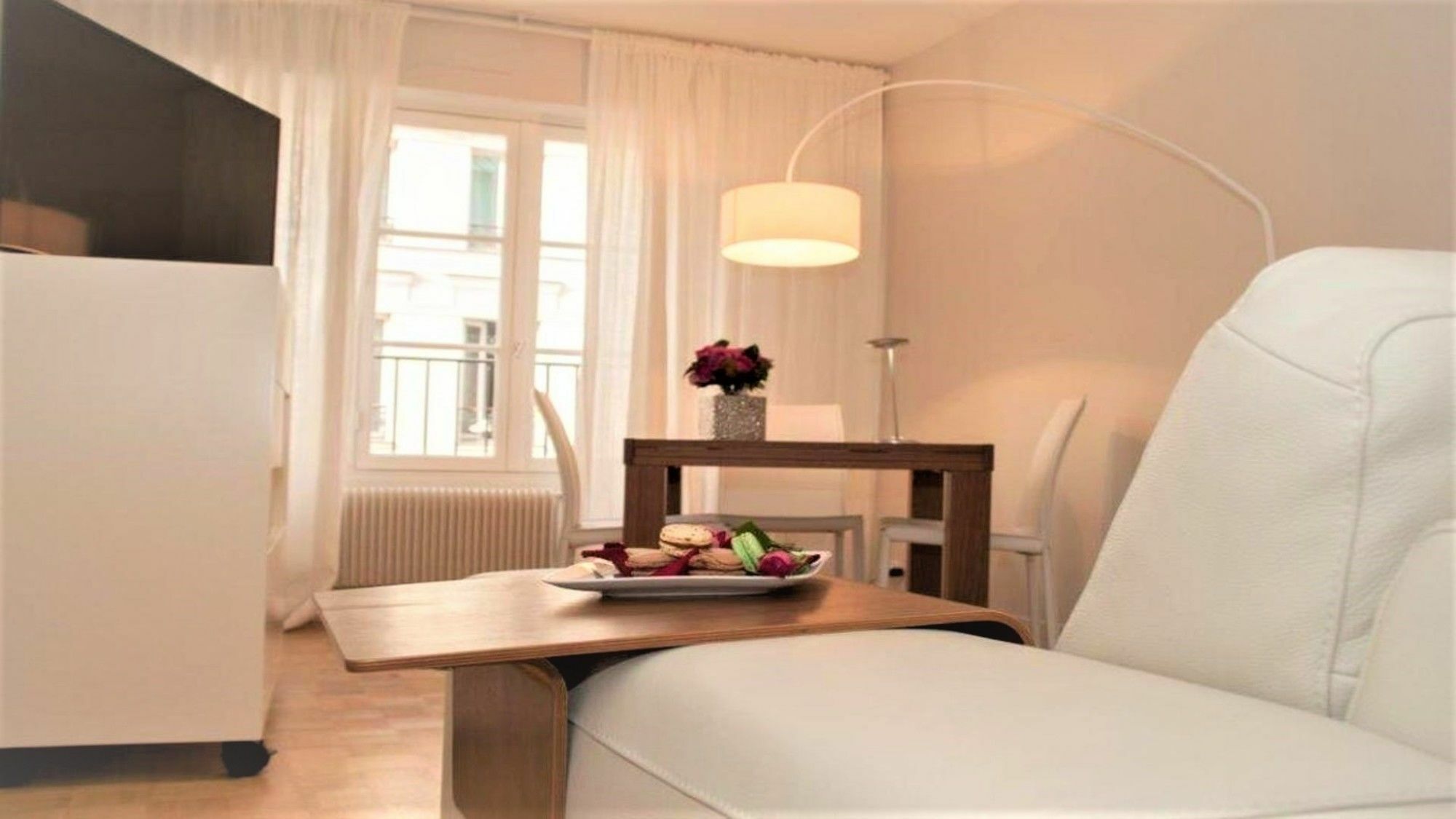 55 M2 With Balcony In The 6th Arrondiss. Appartamento Parigi