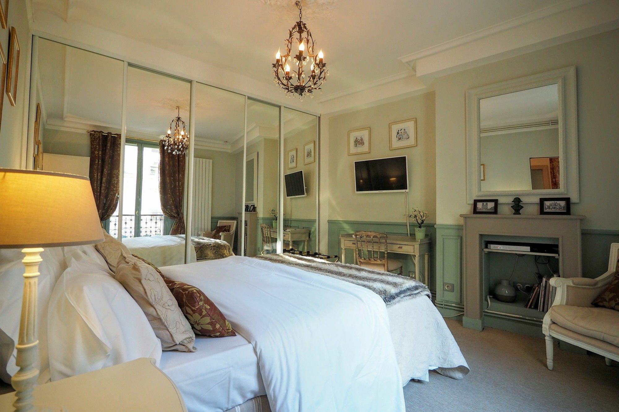 D : Louvre Elegant Bed & Breakfast