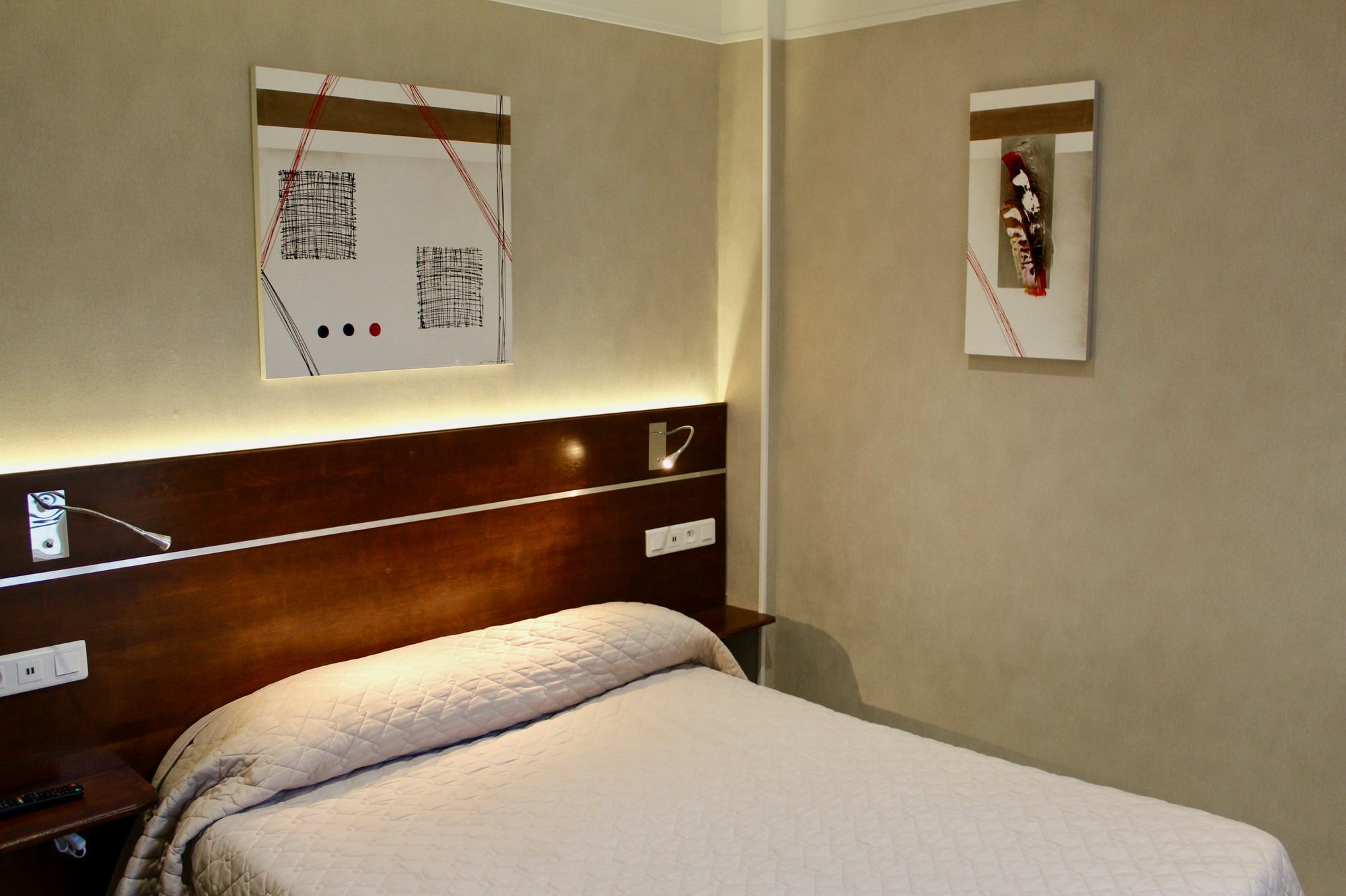 Des Pyrenees Hotel 3*