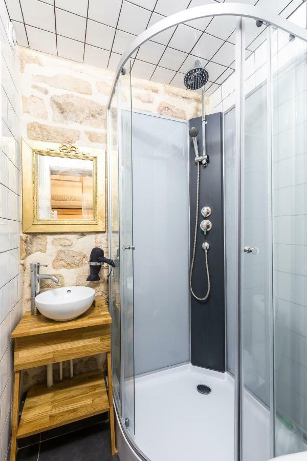 Pretty 25 M2 In A Lively District * Parigi