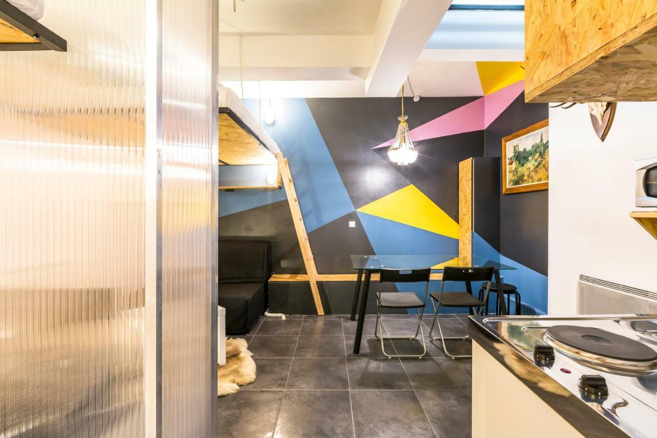 Pretty 25 M2 In A Lively District Parigi