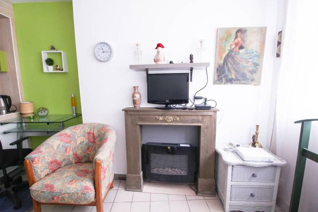 Appartamento Métro Pigalle,garçonnière 25 M2, 3 Per, Cabarets Théâtres,restaurants,tout Confort *