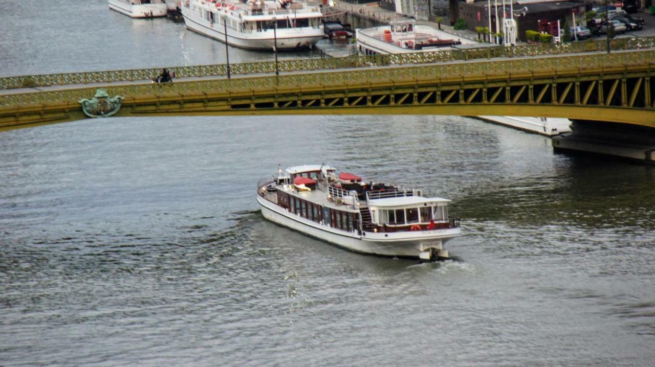 Luxe Eiffel Tower And Seine River Paris