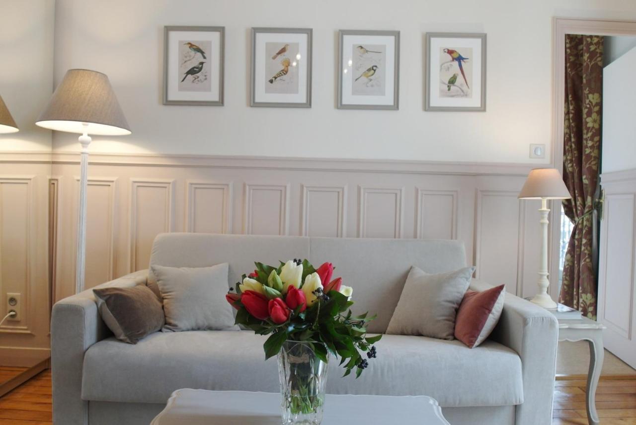 D : Louvre Elegant Bed & Breakfast 3*