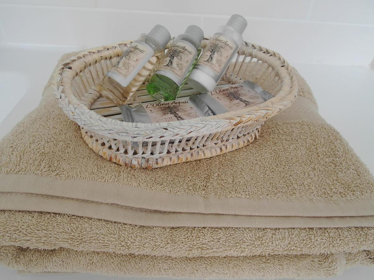 D : Louvre Elegant Bed & Breakfast 3*