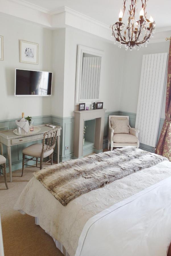 D : Louvre Elegant Bed & Breakfast 3*